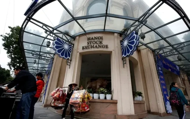 After an eight-year wait, the Vietnamese stock market officially joins the FTSE Emerging Markets index; an influx of $6 billion in capital is anticipated, though the market lacks an AI theme