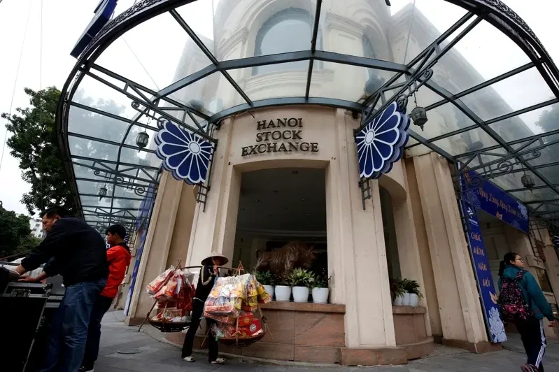 After an eight-year wait, the Vietnamese stock market officially joins the FTSE Emerging Markets index; an influx of $6 billion in capital is anticipated, though the market lacks an AI theme